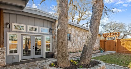 Exquisite modern retreat 2 blocks from Lake Austin & Nature