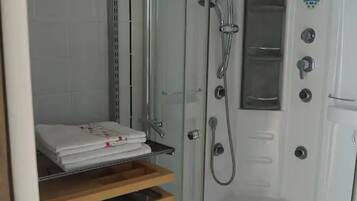 Ducha, secador de pelo, toallas, jabón