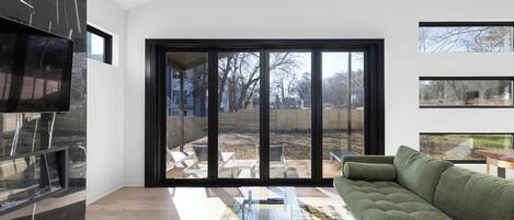 Televisión, chimenea, libros y oficina