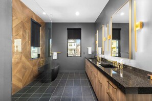 Dusche, Haartrockner, Handtücher, Shampoo