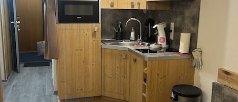 Frigorifero, microonde, forno, piano cottura