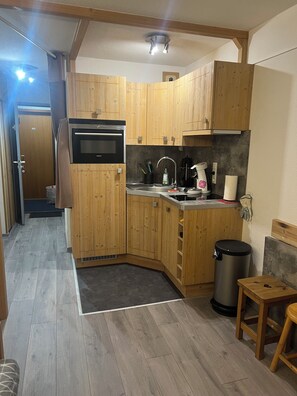 ثلاجة، ميكروويف، فرن، موقد طهي مسطح