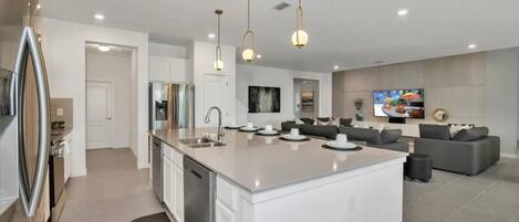 Réfrigérateur, micro-ondes, four, plaque de cuisson