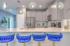 Fridge, microwave, oven, stovetop - 2852 Ultimate Retreat for your family 9 Bedrooms! (Kissimmee)