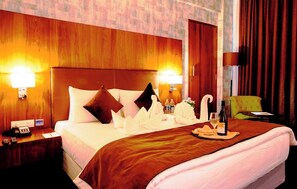 Phòng đôi Deluxe, quang cảnh thành phố | Bàn, khu vực làm việc phù hợp cho laptop, màn/rèm cản sáng 