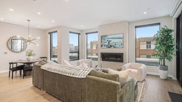 Smart TV, fireplace