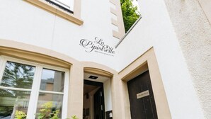 La façade extérieure de l'hôtel-chambre d'hôtes La Pipiselle, à Luxembourg.