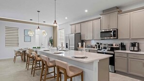 冷蔵庫、電子レンジ、オーブン、コンロ