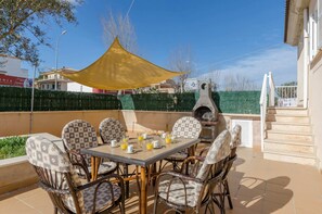 House | Outdoor dining - Beautiful Townhouse With View (Santa Margalida)