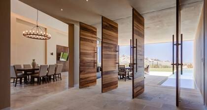 Stunning Villa with private Pool + Jacuzzi & Ocean View