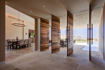 Stunning Villa with private Pool + Jacuzzi & Ocean View