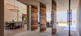 Stunning Villa with private Pool + Jacuzzi & Ocean View