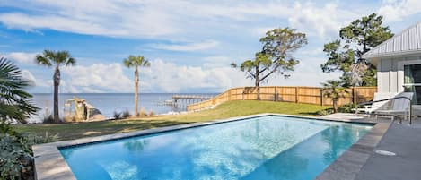 Alberca al aire libre y alberca climatizada