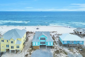 On the beach - Gorgeous, Fully renovated Large Gulf Front 5bdrm/4+ba private home w/large decks (Gulf Shores)