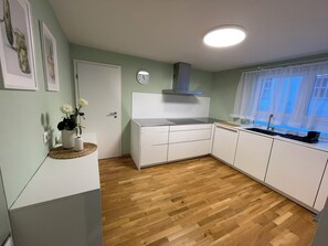 Kylskåp, ugn, spishäll och diskmaskin