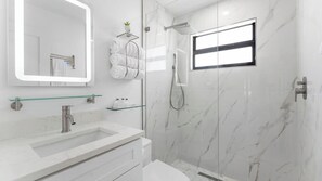 Regadera, secadora de cabello, toallas 