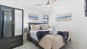 7 Schlafzimmer, Schreibtisch, Bügeleisen/Bügelbrett, Reisekinderbett