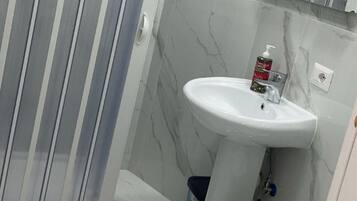 Dusche, Haartrockner, Bidet, Handtücher