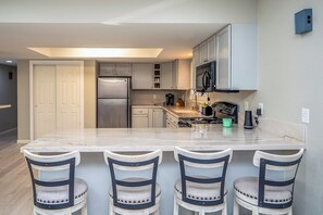 Een koelkast, een magnetron, een oven, een kookplaat