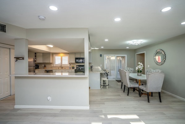 Een koelkast, een magnetron, een oven, een kookplaat