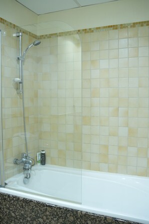 Separate tub and shower, soap, shampoo, toilet paper - THE BLUE PARROT (Dubai)