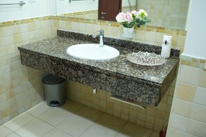 Badewanne und Dusche (separat), Seife, Shampoo, Toilettenpapier