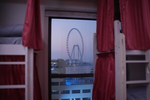 Dortoir Partagé, hommes uniquement, vue océan | Bureau, espace de travail pour ordinateur portable