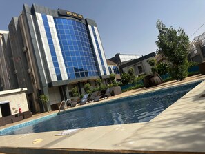 Una piscina al aire libre