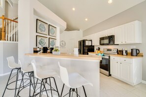 House (6 Bedrooms) | Interior