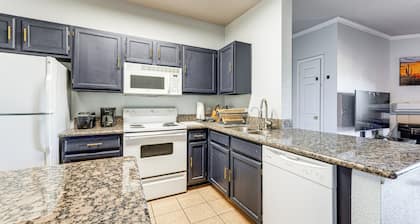 Walk to Papago Park: Condo in Phoenix