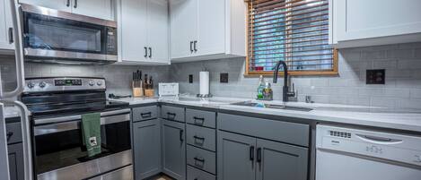 冷蔵庫、電子レンジ、オーブン、コンロ