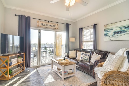 Short Walk to Bay & Ocean: Treasure Island Condo