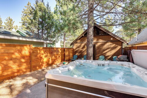 7 Mi to Snow Summit: Cozy Cabin w/ Hot Tub & Yard!