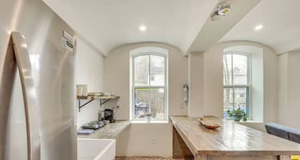 Walk to Waterfront: Chic Hudson Valley Garden Apt