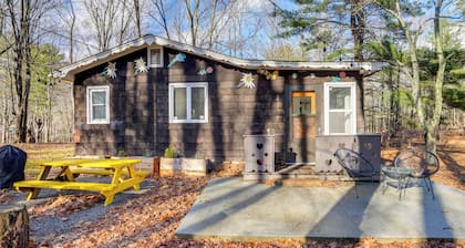 Mtn Views + On-site Hiking Trails: Catskills Cabin