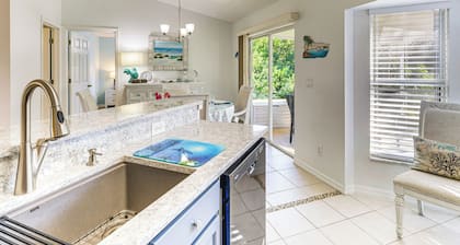 Private Yard & Screened Patio: Sunny Sebastian Gem