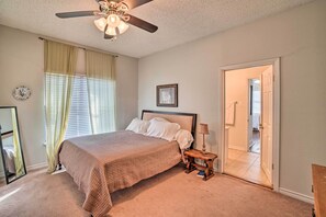 Interior - 4 Miles to Lake Jacksboro: Cozy Texas Cottage (Jacksboro)