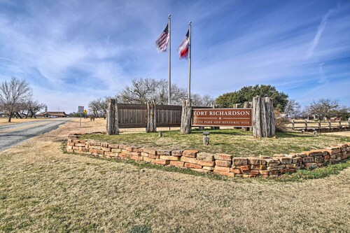 4 Miles to Lake Jacksboro: Cozy Texas Cottage