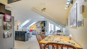 Una cocina amplia con comedor, nevera integrada y habitación superior con vistas.