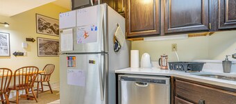 Walk to Mount Snow Resort: Unit w/ Pool & Hot Tubs