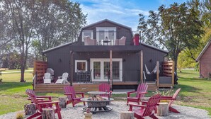A cabin with a deck, outdoor seating, and a fire pit. - 5 Mi to Wec: Pet-friendly Home in Wilmington (Wilmington)