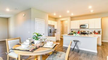 House (5 Bedrooms) | Interior