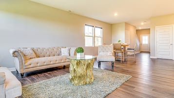 House (5 Bedrooms) | Interior