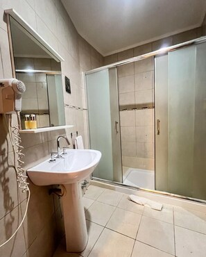 Regadera, secadora de cabello, bidet, toallas 