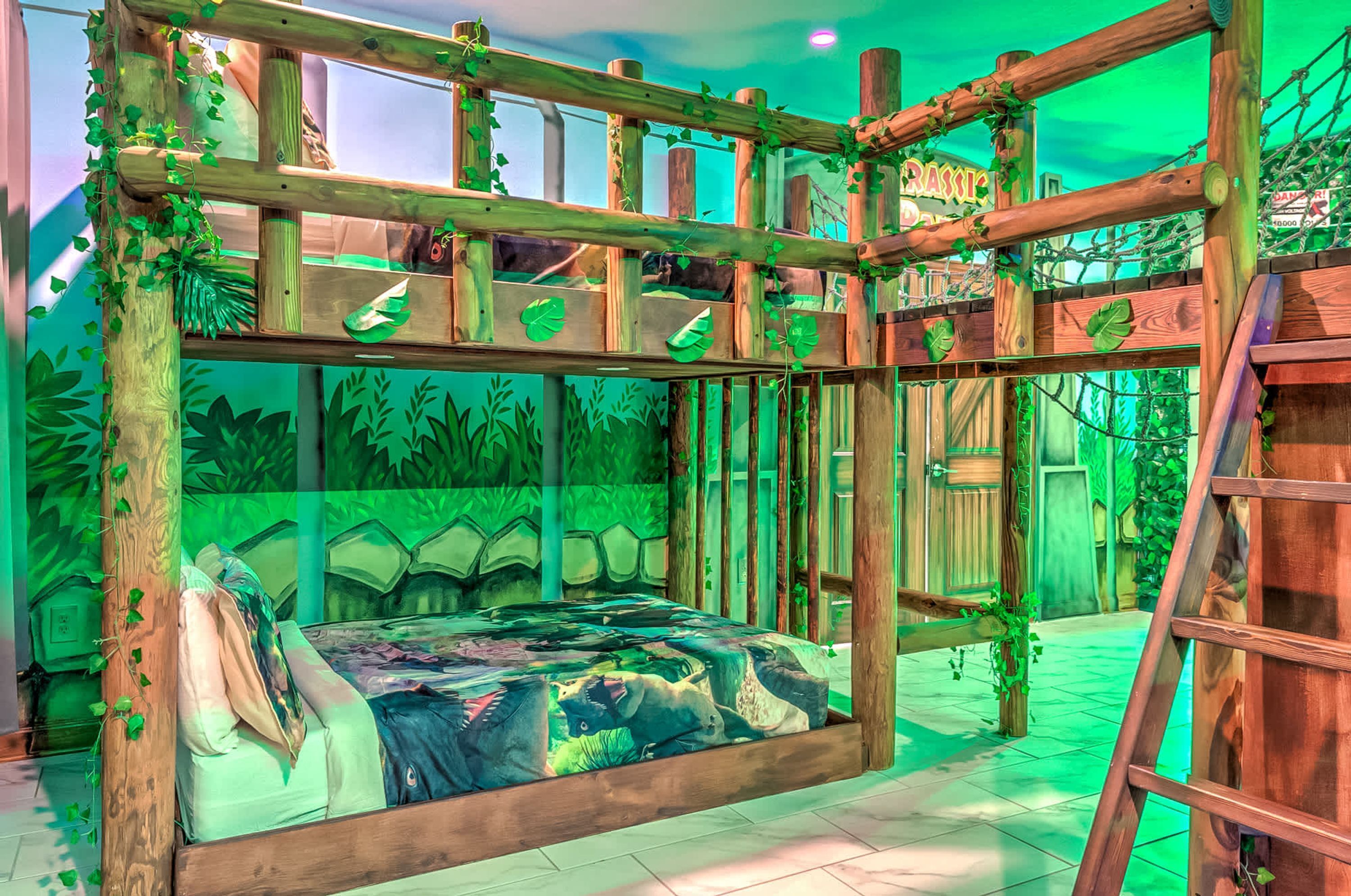 Una habitación con cama, elementos de madera y decoración de follaje verde.