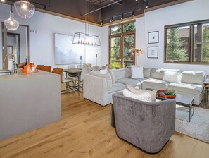 Smart TV, fireplace, books, stereo