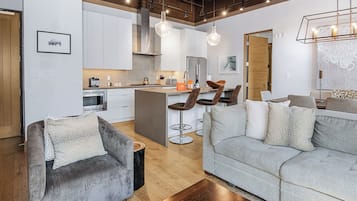 Smart TV, fireplace, books, stereo
