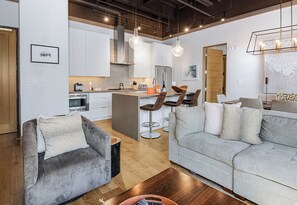 Smart TV, fireplace, books, stereo