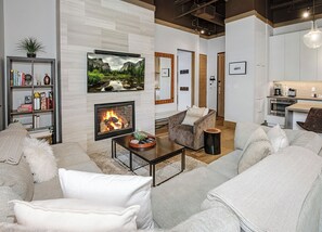 Smart TV, chimenea, estéreo