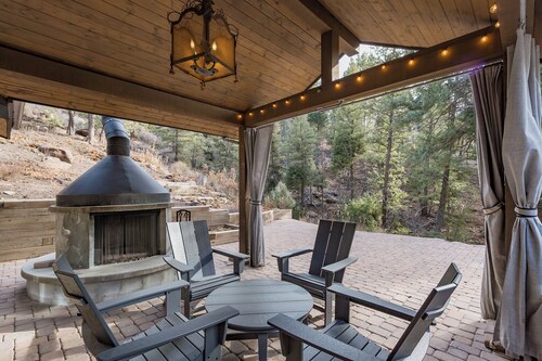 Hot Tub | Sauna | Game Room!  5 Acres - 2 miles from Downtown